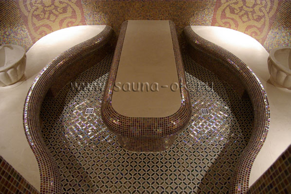 Строительство турецких бань. Красивая турецкая баня симметричной планировки. Два изогнутых сиденья вдоль стен, а по центру расположен массажный стол.